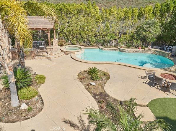 689 E Boxwood Ln, Azusa, CA 91702