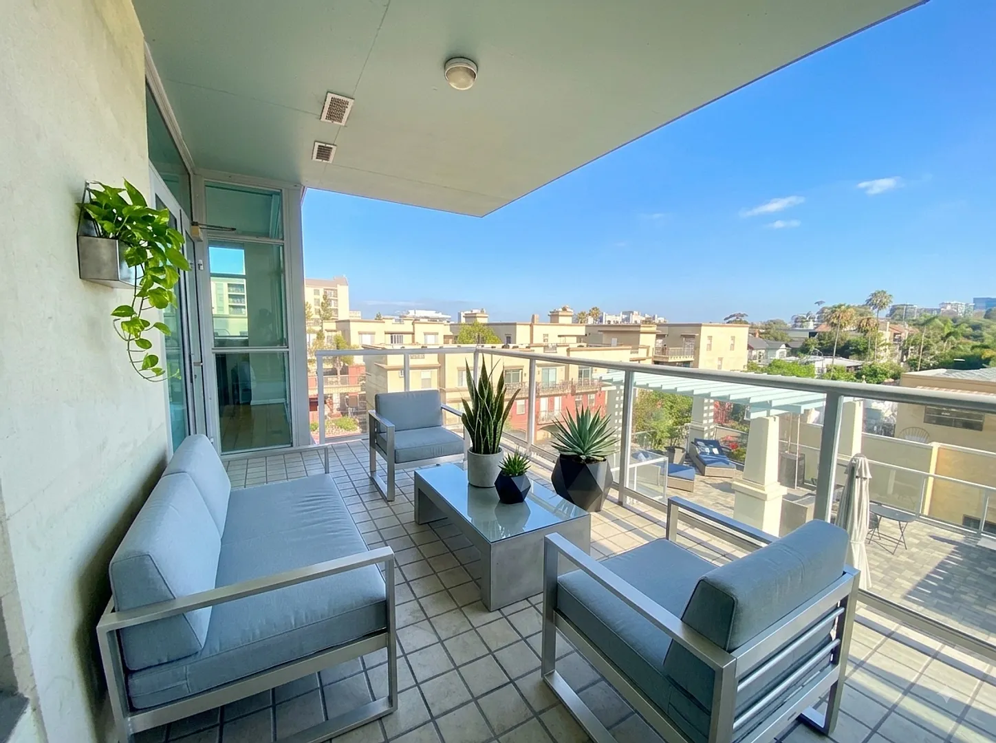 2 Bedroom Plus Den At Discovery@Cortez Hill! Assigned Parking! In Unit Washer/Dryer! — Photo 2