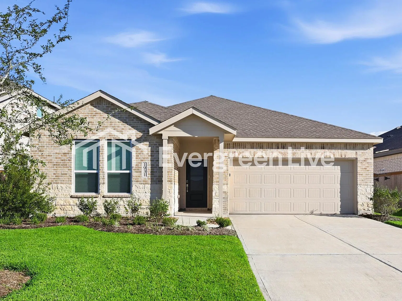 4 bed, 2.0 bath, 2081 sqft, $2,190 — Photo 1