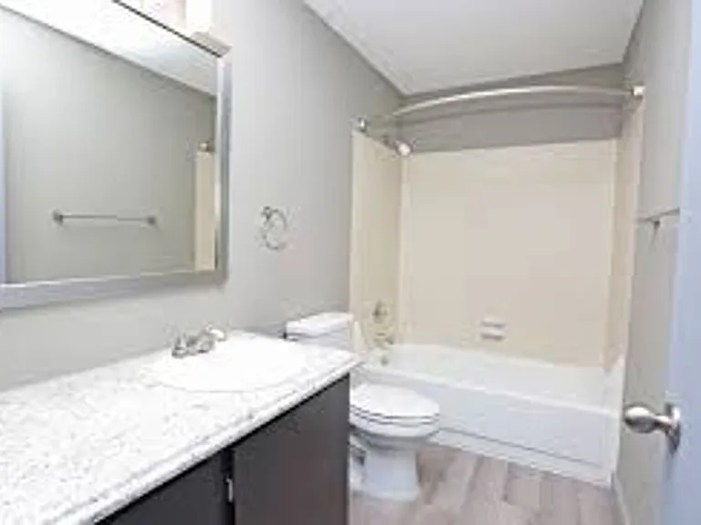 Hillview Apartments — Photo 6