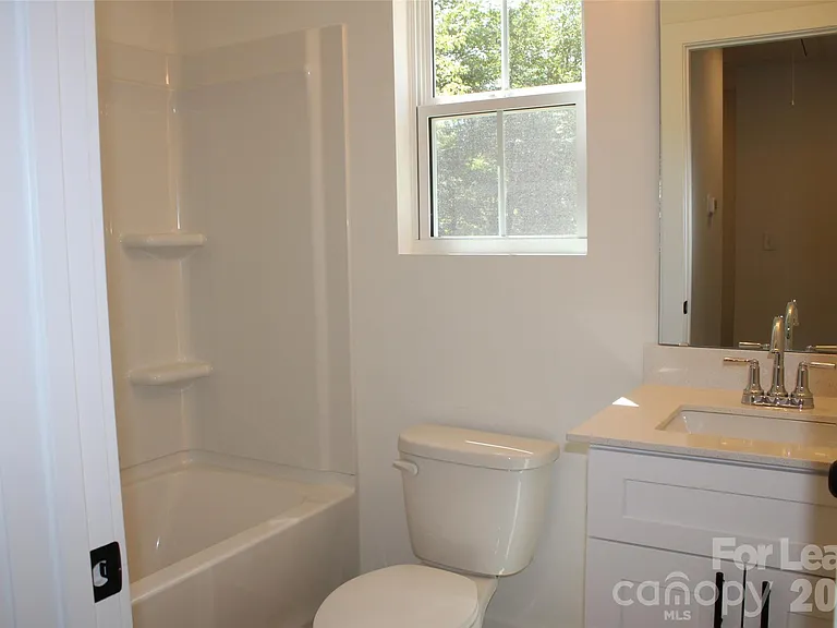 562 W Park Ave #A — Photo 18