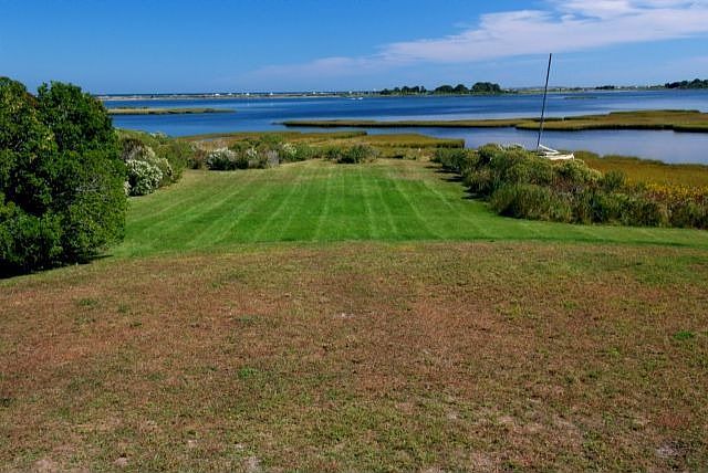 Unique lawn to the water