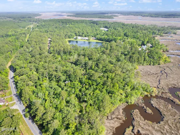 49 Bluffs Lndg, Waverly, GA 31565