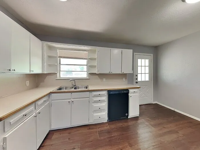 2126 Ridgeway St — Photo 5