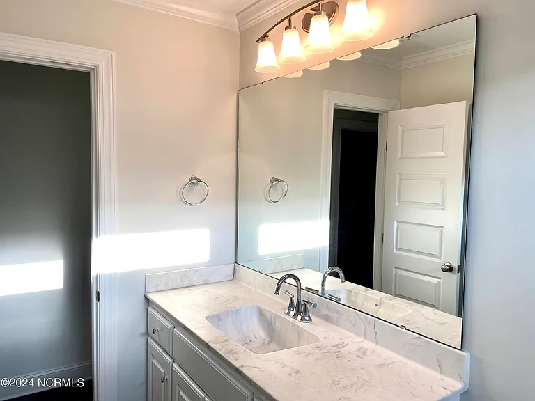 733 Seneca Ct — Photo 9