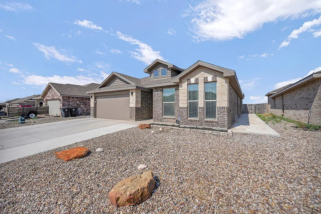 4 bed, 2.0 bath, 2095 sqft, $2,700 — Photo 2