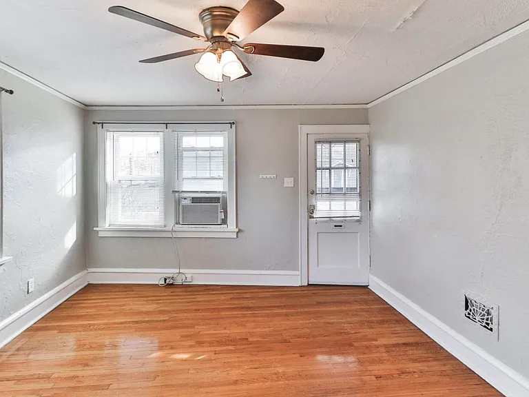 1401 Woodland Dr — Photo 5