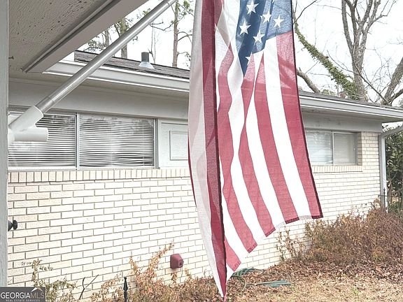 3rd image of 1303 Meadows Ln