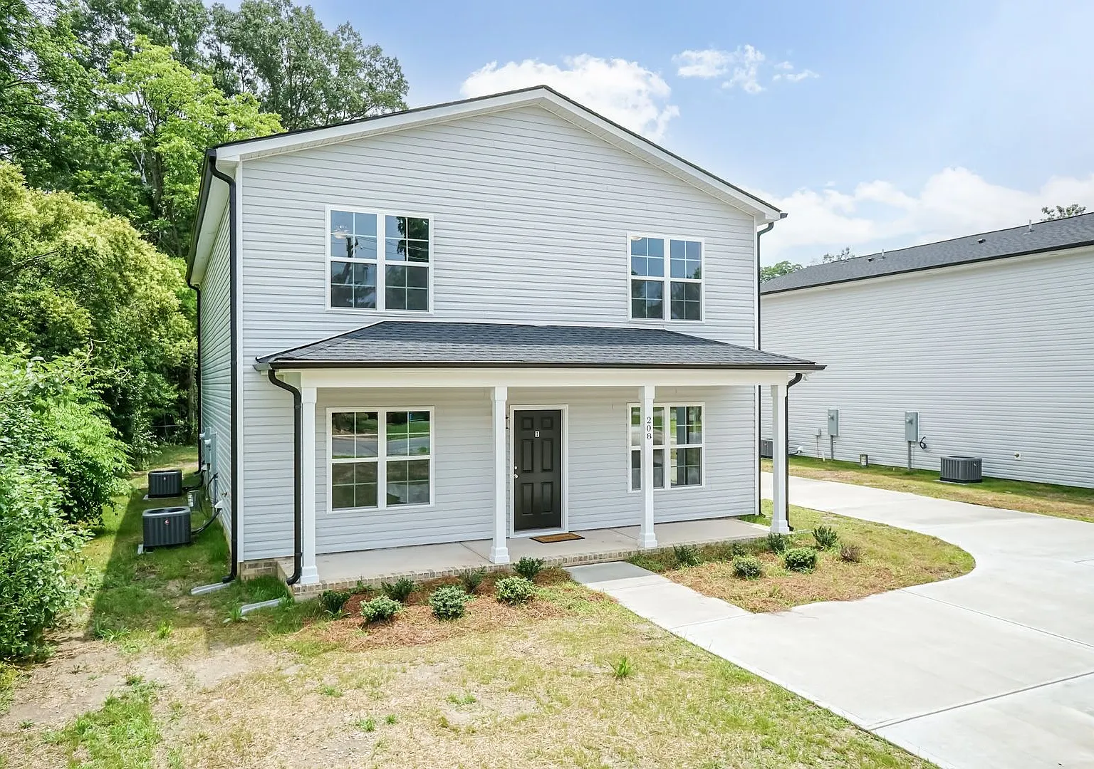 208 S Leslie St — Photo 1
