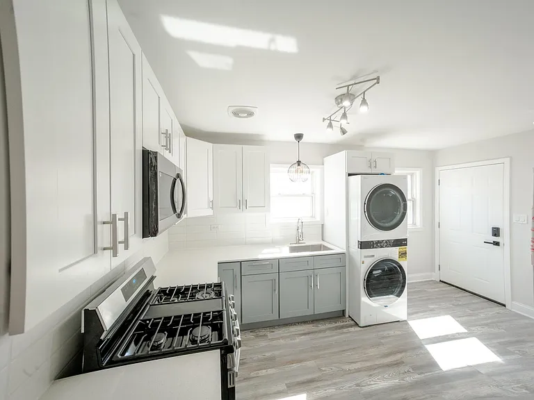 2242 N Lavergne Ave — Photo 1