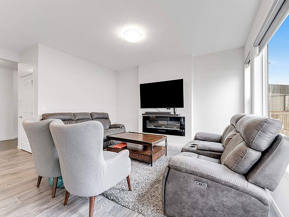 5th image of 933 McConachie Blvd NW