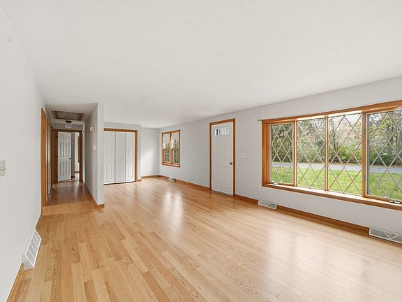 4th image of 4 Bourne Hay Rd