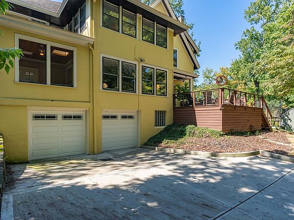 4th image of 2136 Easthill Ave
