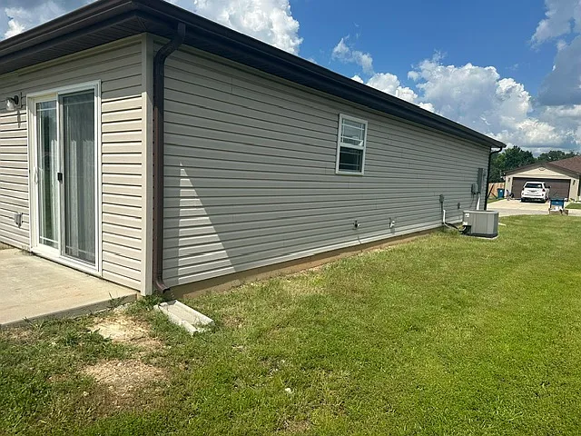 160 Travis St — Photo 4