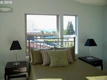 Vaulted master suite w/walk-in closet