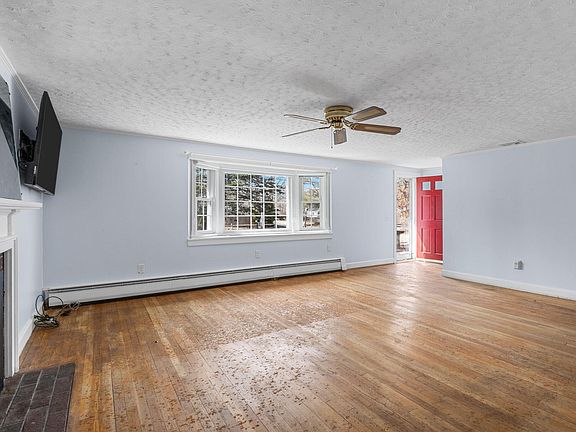 4th image of 41 Depot Road W