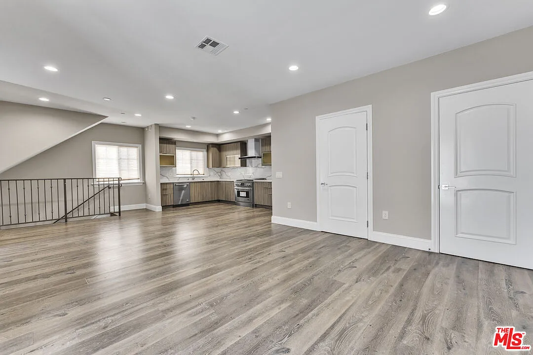 3 bed, 3.0 bath, 1565 sqft, $4,200 — Photo 3