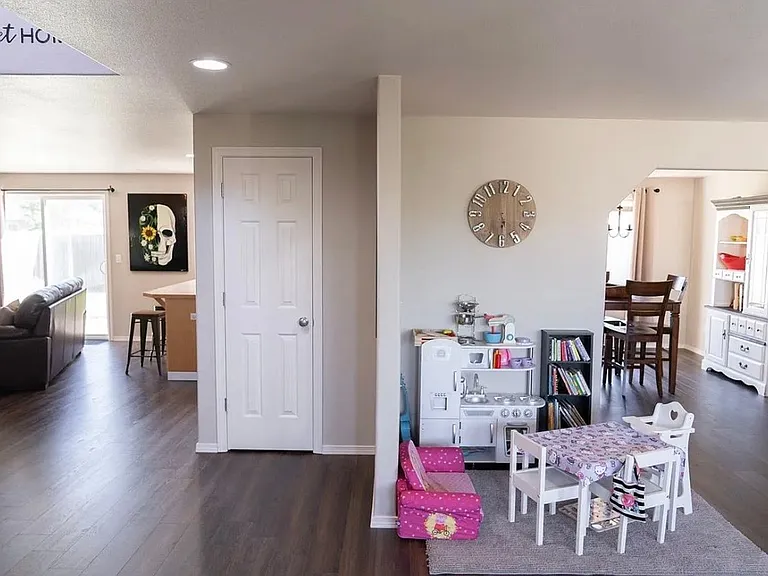 9315 W Caelen Ave — Photo 4