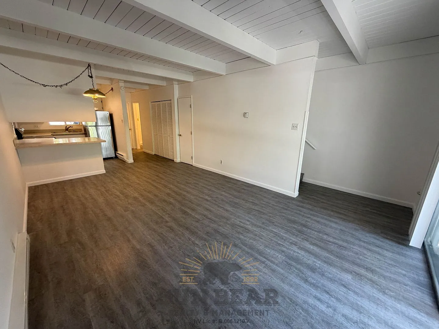 2 Bedroom in Central Incline (IM21) - New paint, floors and appliances! — Photo 4