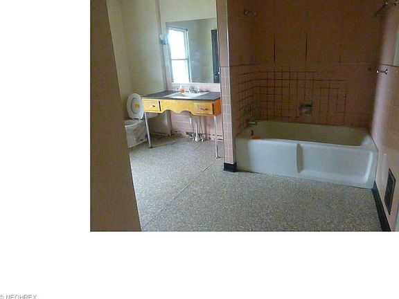 4th image of 723 N 8th St