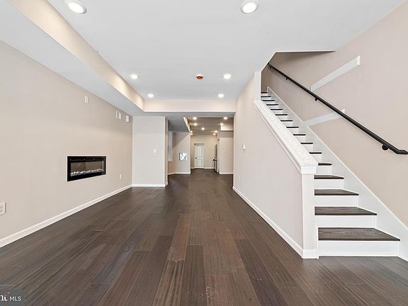 5th image of 4707 Sansom St