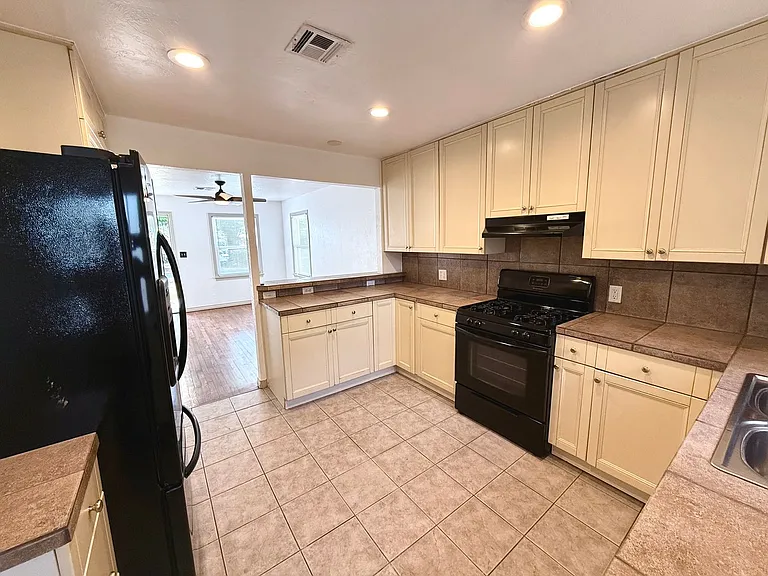 805 Dakota St — Photo 5
