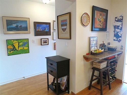 Entry area & eating
        space