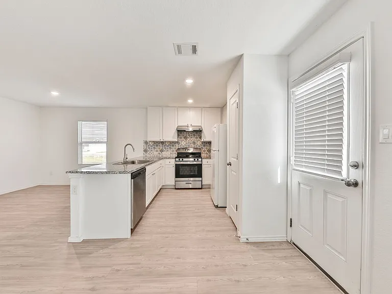 10626 McClintock Dr — Photo 3