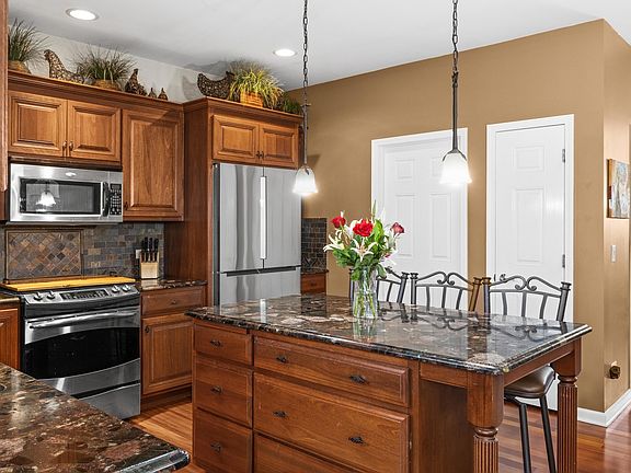 4th image of 1110 Heritage Dr