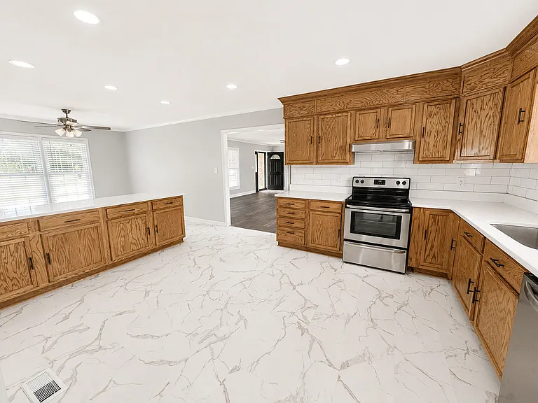 101 Bayview Cir — Photo 8