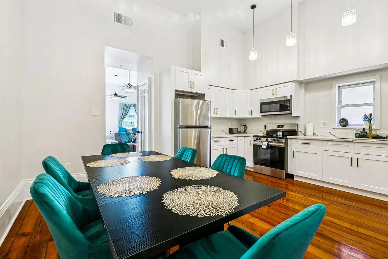 Studio, 1.0 bath, 699 sqft, $5,450 — Photo 2