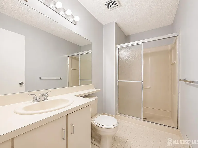 482 Danbury Ln — Photo 7