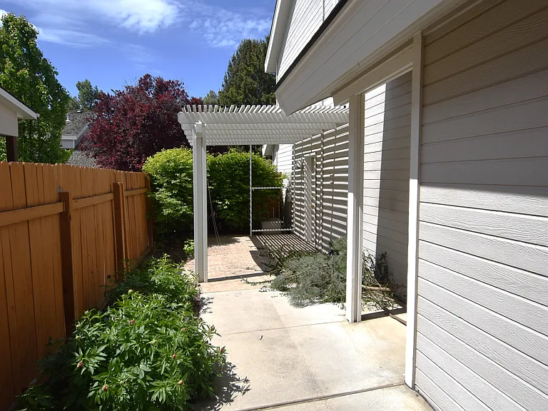 57 E Ranch Dr — Photo 2