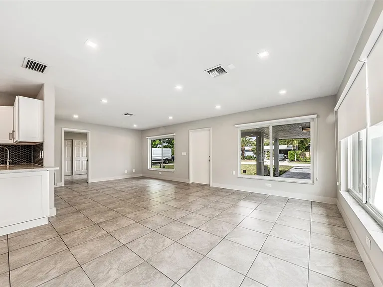 4800 NE 4th Ave — Photo 15