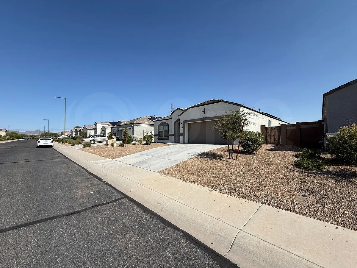 4 bed, 3.0 bath, 2356 sqft, $2,500 — Photo 3