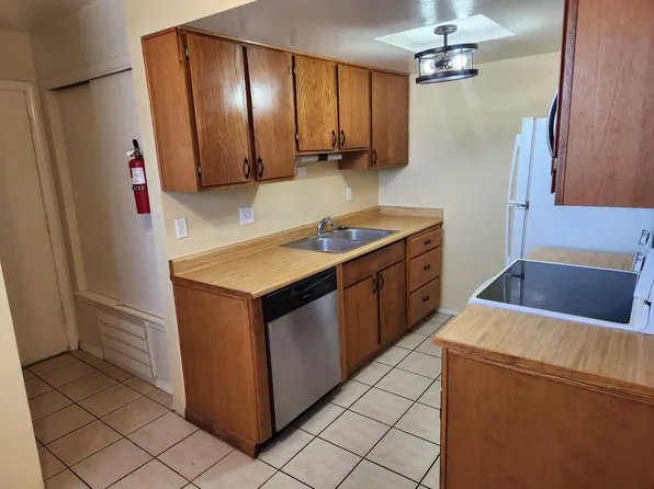 300 W Mescalero Rd #A, Roswell, NM 88201