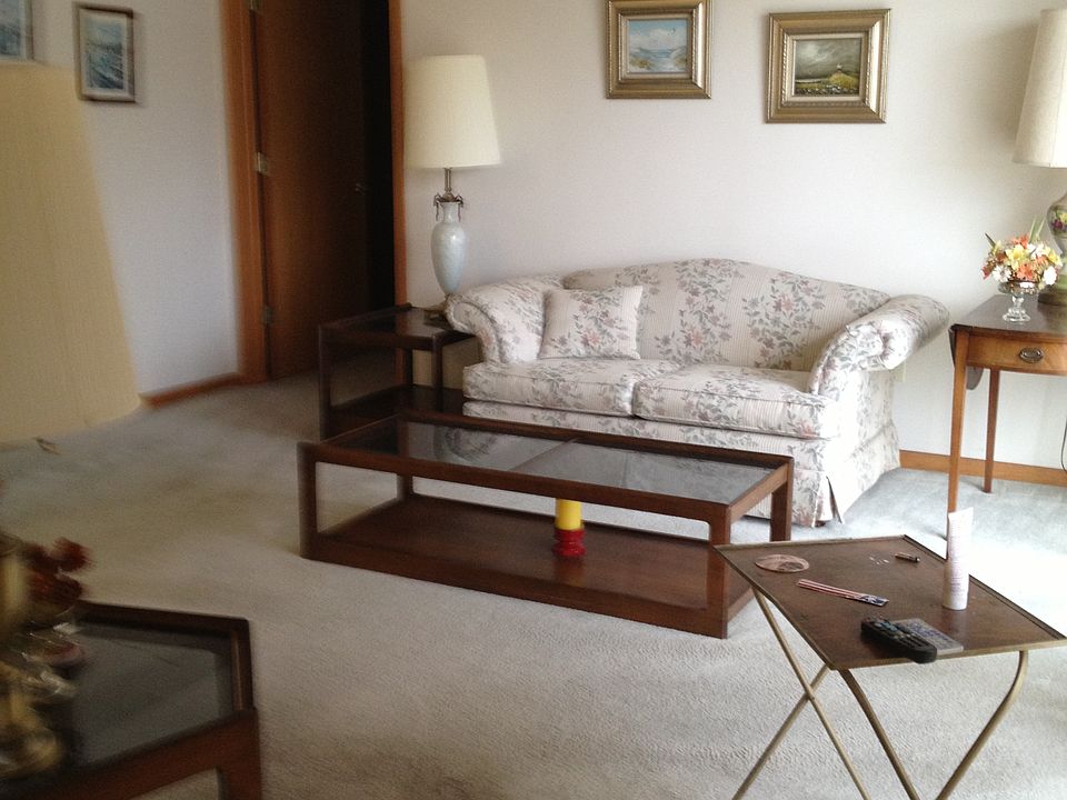 Spacious, Bright Living room