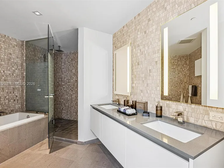 88 SW 7th St #2111 — Photo 18