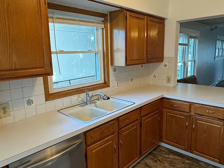 1231 W College Ave — Photo 4