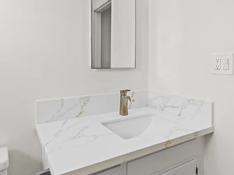 1747 Franklin St #4 — Photo 25