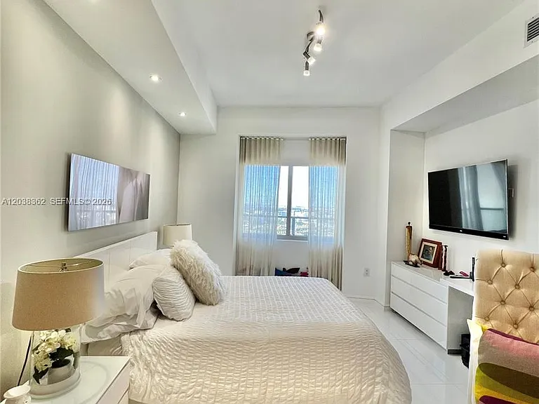 1100 Biscayne Blvd #4103 — Photo 15