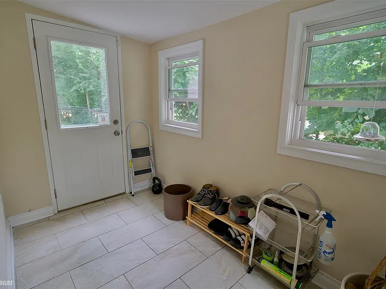 564 Stratford Rd — Photo 11