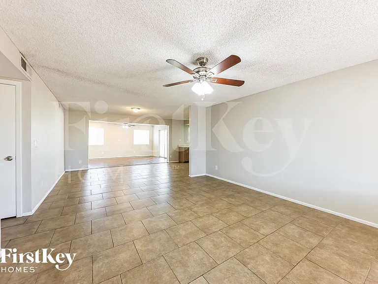 5031 W Windrose Dr — Photo 2