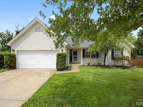 1096 Treeshade Dr, Saint Peters, MO 63376