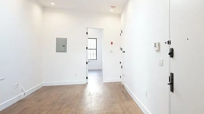 Building Photo 4