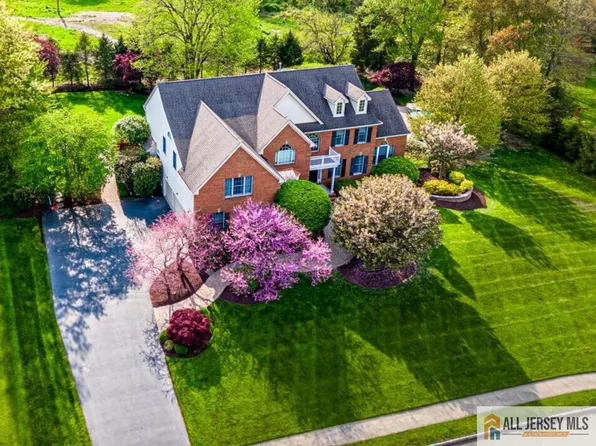 5 Erin Ct S, Kendall Park, NJ 08824