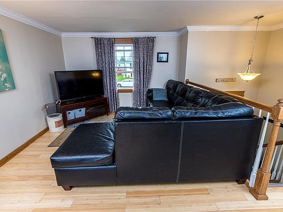 3rd image of 8 W Toulon Dr