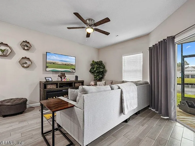12647 Josslyn Ln — Photo 3