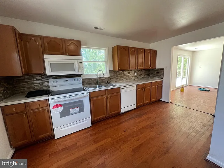 5309 Mitchell St — Photo 7