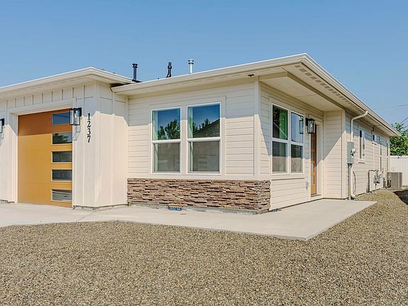 3rd image of 1237 Phillips Cir